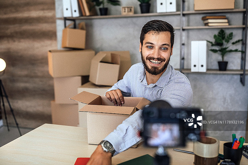 微笑的视频博主，蓝眼睛图片素材
