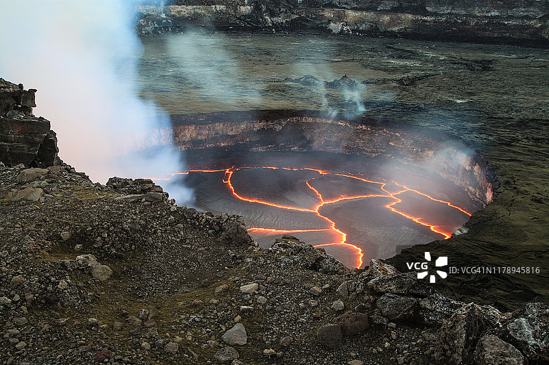 哈雷茂茂火山口图片素材