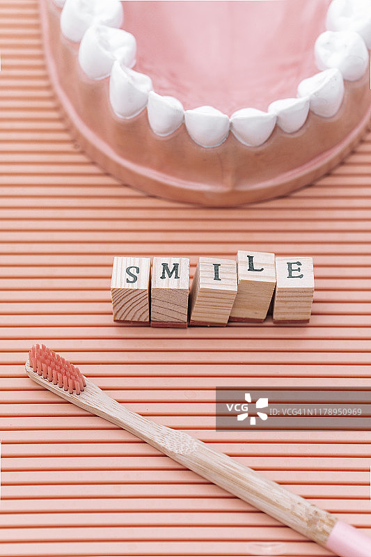 微笑文字与模型牙齿和牙刷图片素材