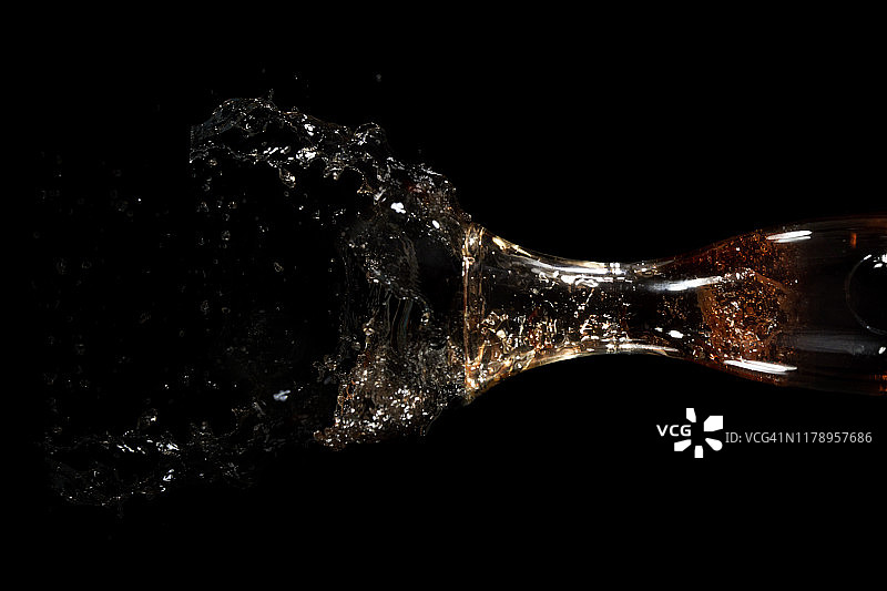 从玻璃瓶中喷出的红酒图片素材