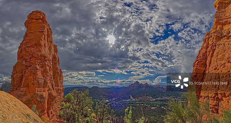 从史努比岩和克里姆森悬崖眺望亚利桑那州塞多纳图片素材