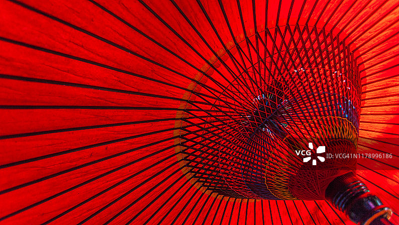 日式红色雨伞内部图片素材