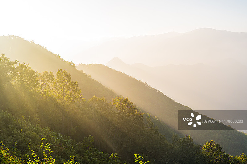 韩国丹阳郡阳榜山的日出景色图片素材