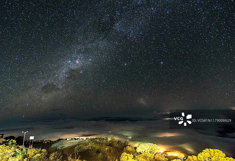 从沙巴州京那巴鲁山拉班拉打休息所看到的星星图片素材