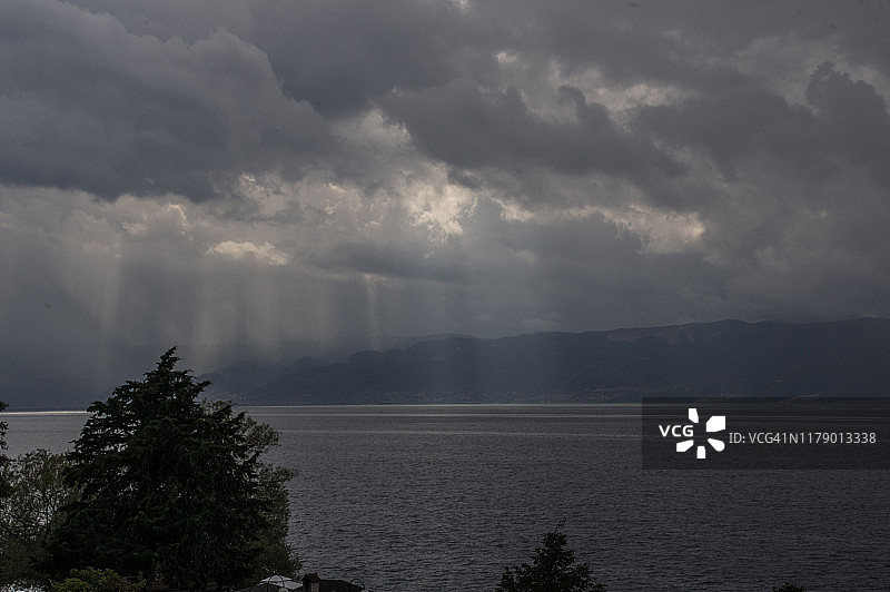 雨中的湖泊图片素材