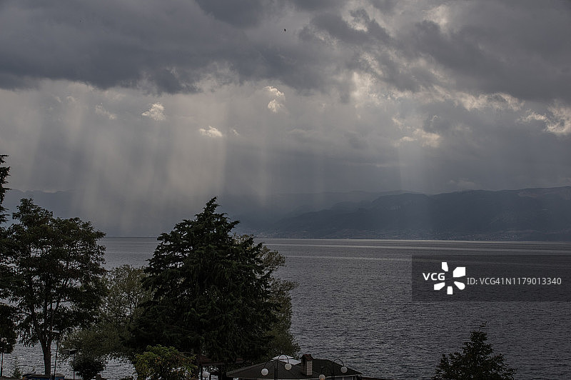 雨中的湖泊图片素材