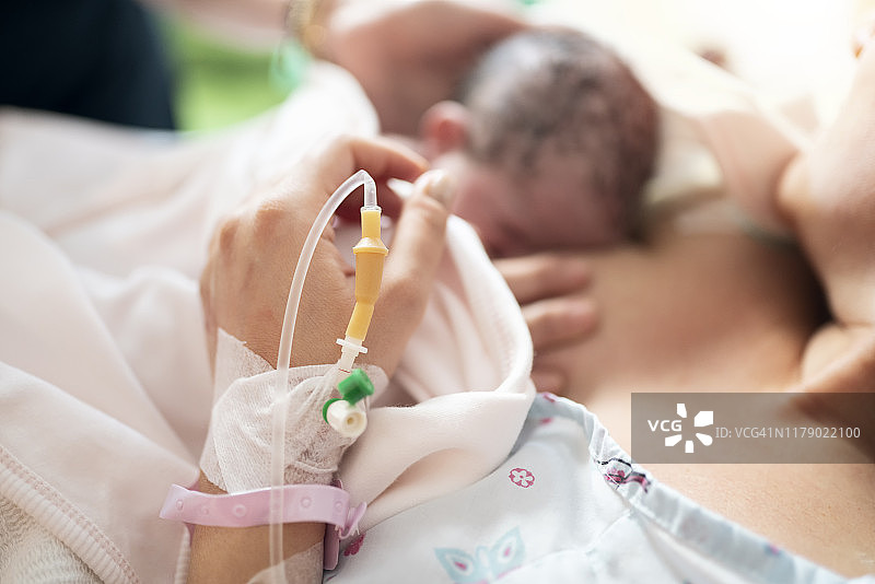 母亲在医院病房给新生儿哺乳图片素材