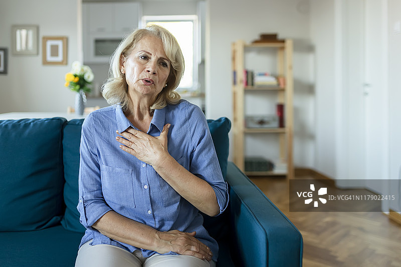 年长的女人感到胸痛图片素材