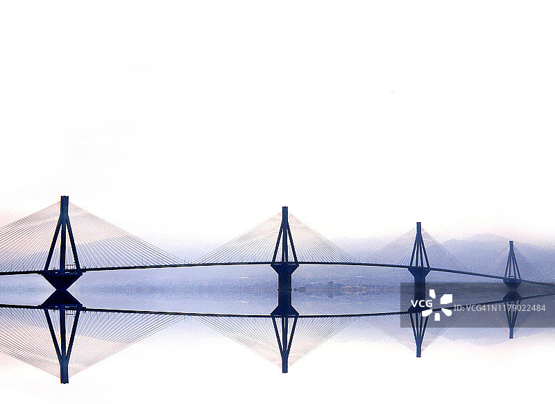 海面倒影斜拉桥图片素材