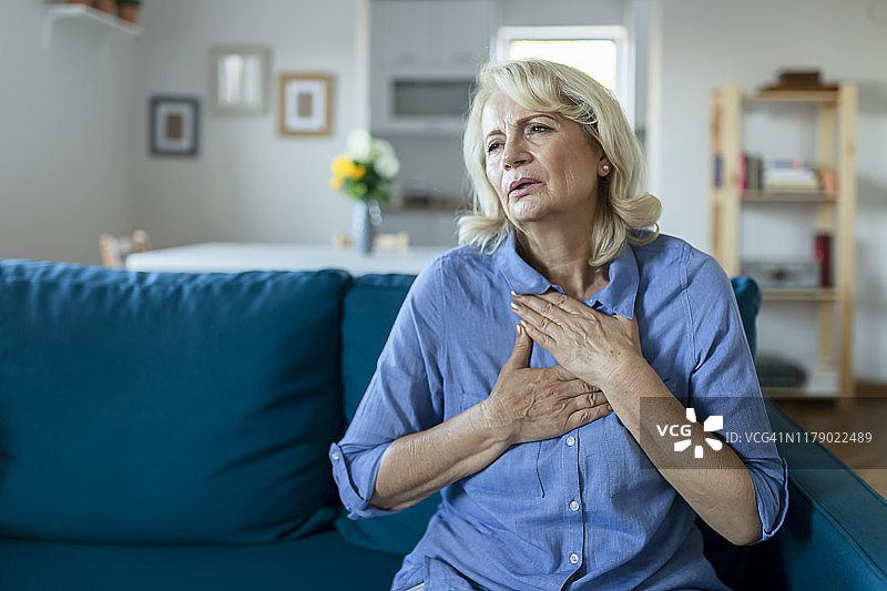 悲伤的年长妇女感到心痛图片素材