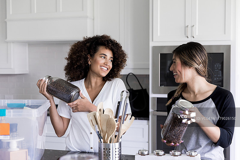 整理厨房的年轻女性图片素材