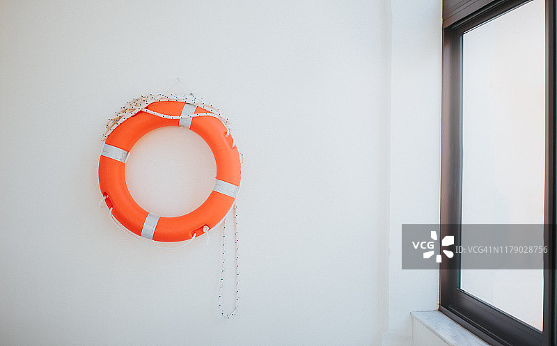 窗边的救生圈图片素材