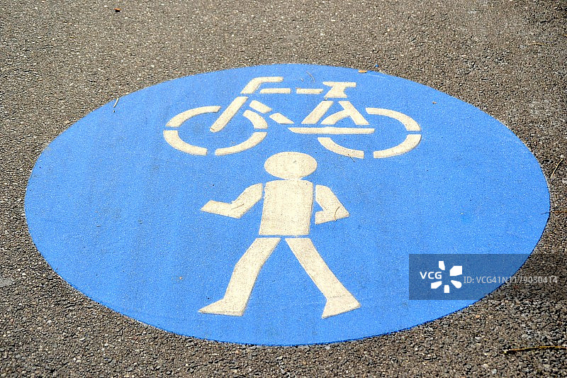 城市标志：自行车和行人优先图片素材