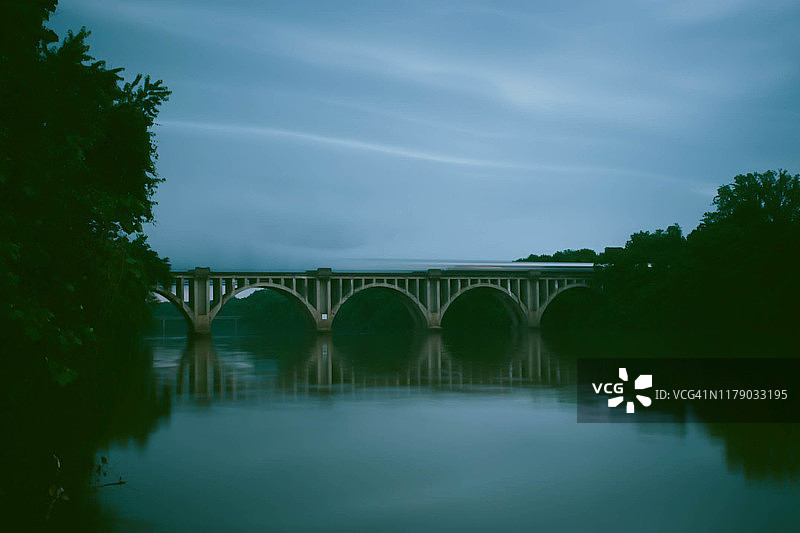 夜间桥上行驶的火车长曝光图片素材