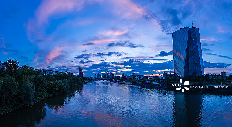 法兰克福城市天际线与欧洲央行大厦（德国法兰克福/美因河畔）图片素材