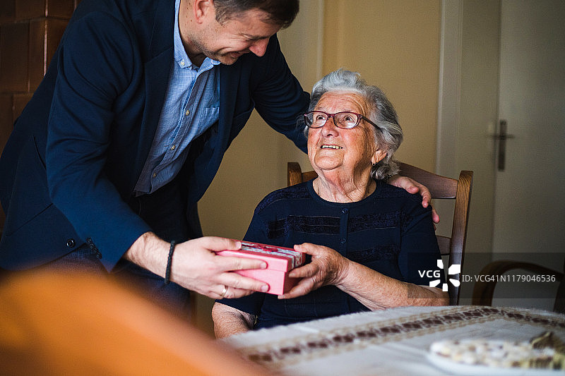 收到礼物后非常高兴和惊讶的年长女性图片素材