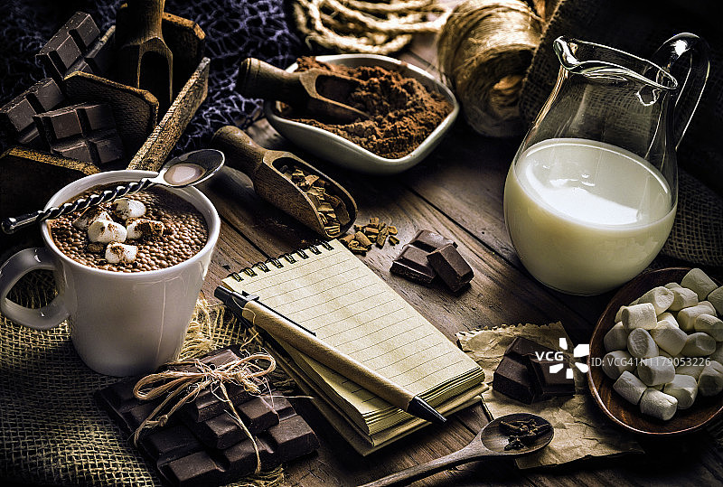 圣诞餐桌布置：热巧克力，棉花糖与记事本图片素材