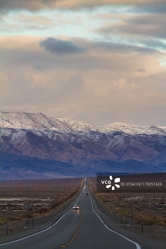 笔直的道路与绚丽的日落天空图片素材