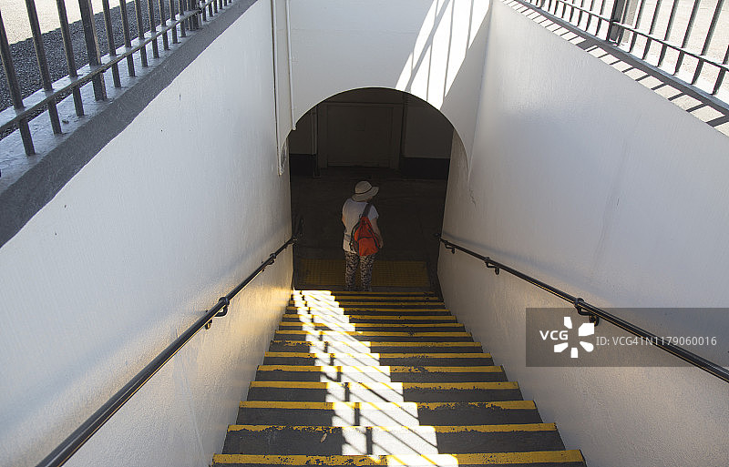 一位退休的69岁女士在澳大利亚旅行图片素材