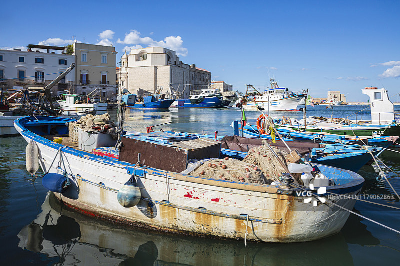 停泊在特拉尼港口的渔船图片素材