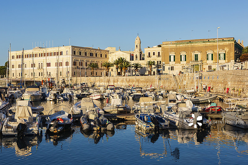 特拉尼日落时的游艇码头图片素材