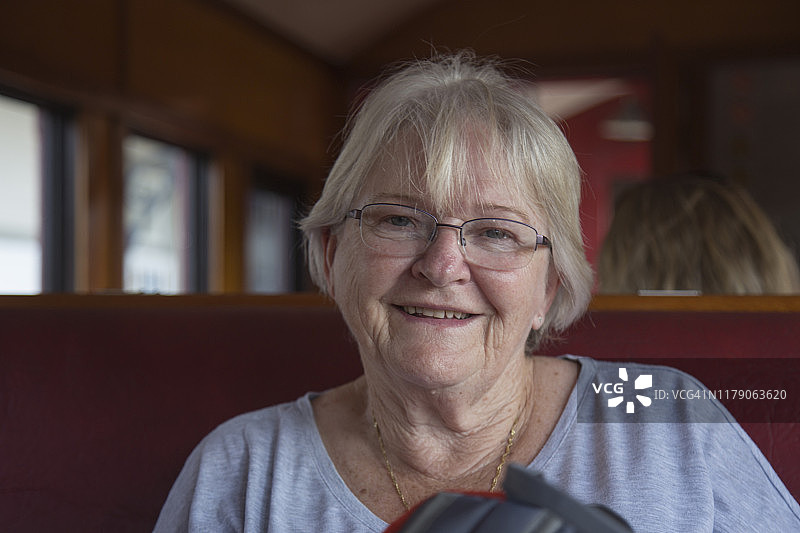 一位退休妇女乘坐火车前往目的地图片素材