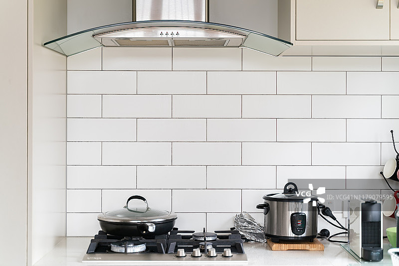 厨房里的锅、平底锅和电饭煲图片素材