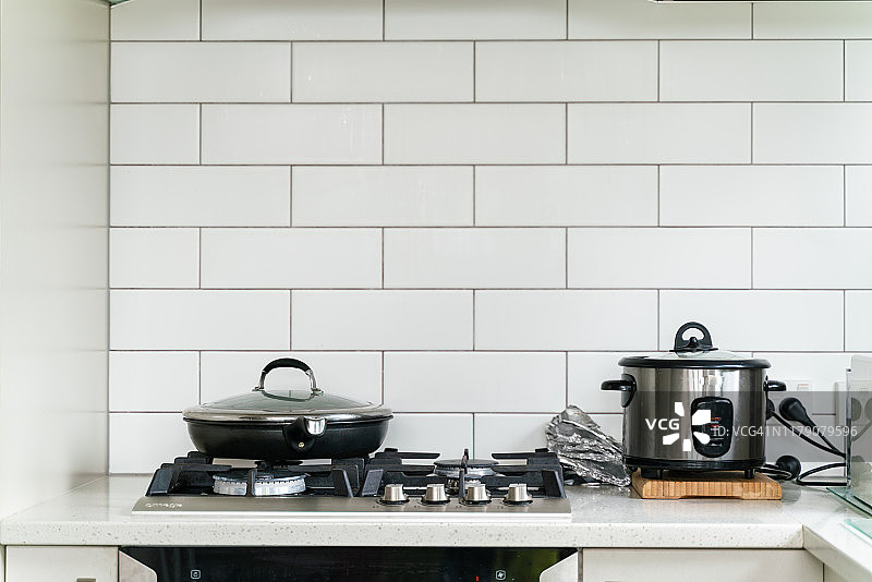 厨房里的锅、平底锅和电饭煲图片素材