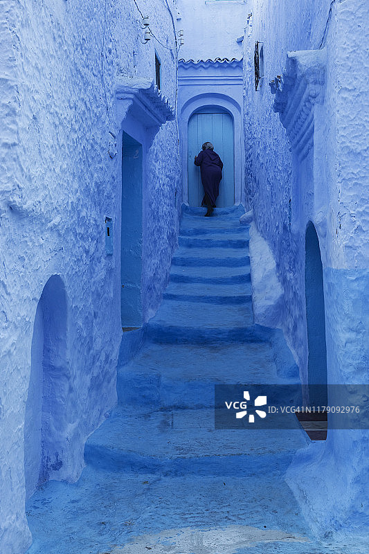 通往蓝色之城住宅的狭窄小巷图片素材