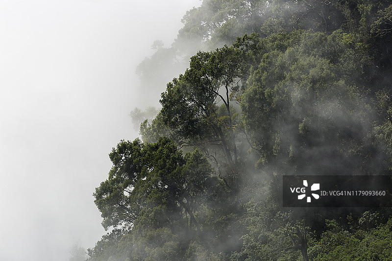世界尽头悬崖边上的漩涡云图片素材