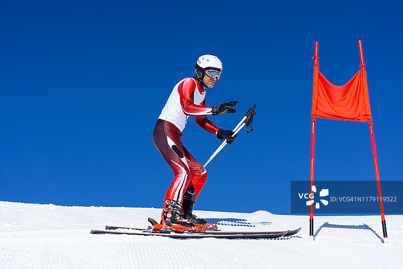 比赛中专注的专业滑雪者图片素材