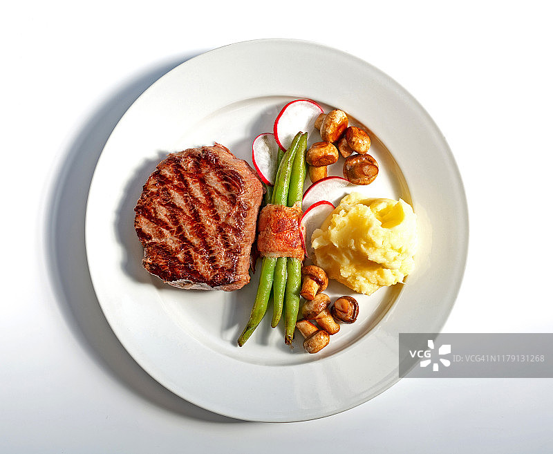 白色背景上的牛排图片素材