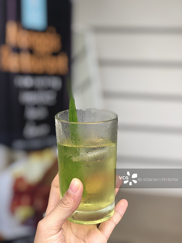 在菲律宾科隆岛，女孩手捧椰子饮品图片素材