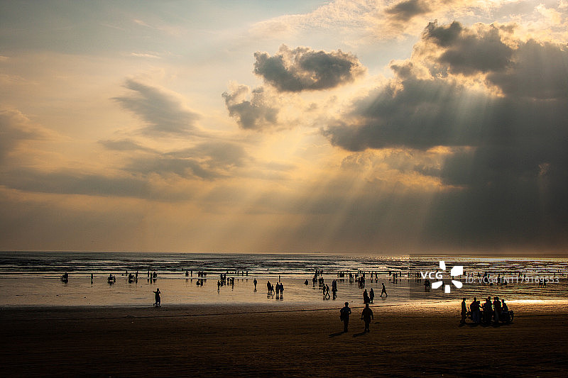 海滩日落与壮丽的天空图片素材
