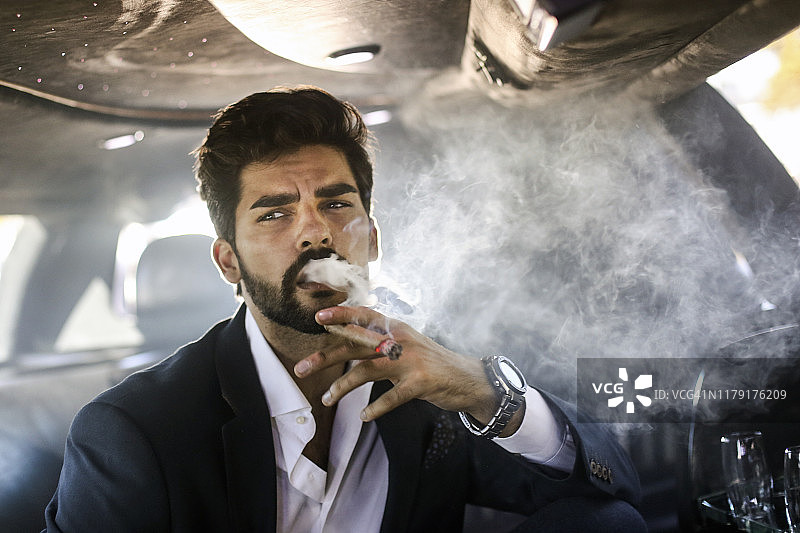 吸上等雪茄图片素材