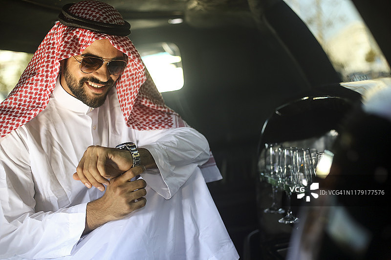 酋长查看时间图片素材