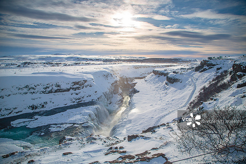 冬日阳光下的黄金瀑布和峡谷图片素材