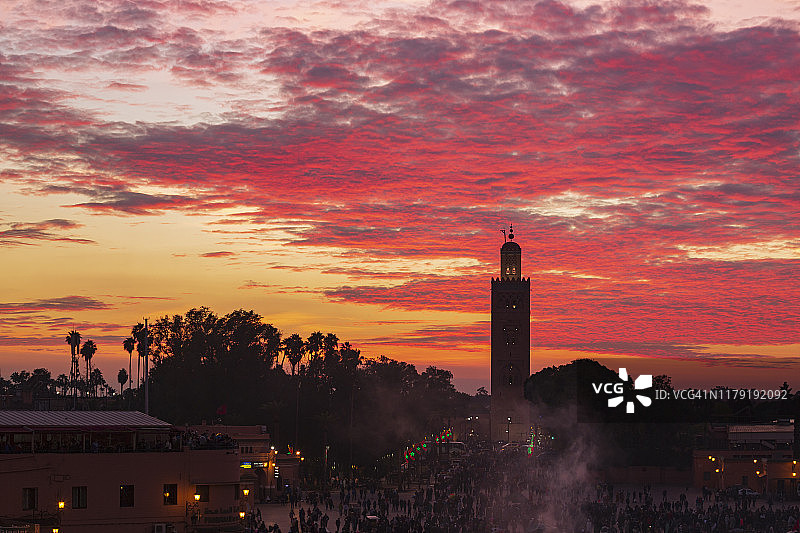 日落时分的库图比亚清真寺高视角景观图片素材