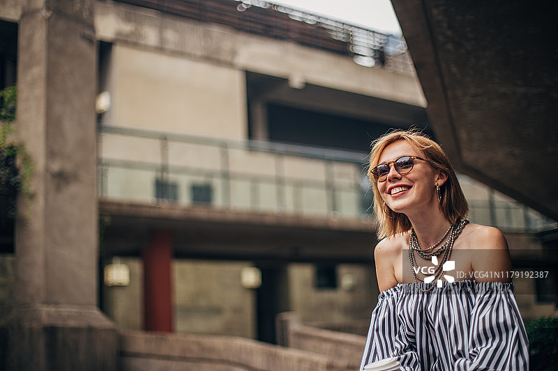 迷人的年轻女子图片素材
