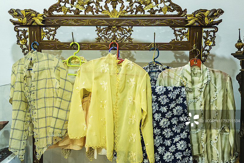 彩色衣架上的衣服图片素材