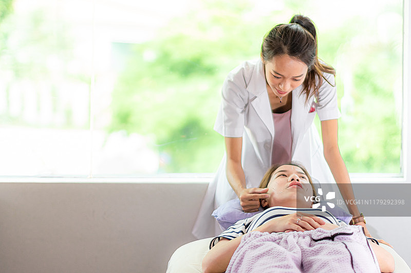 中国女医生为顾客针灸图片素材