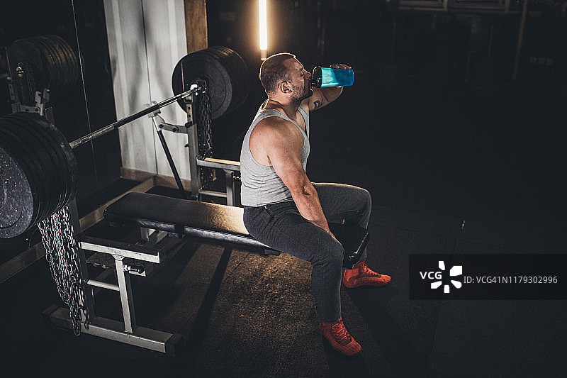 举重运动员喝水图片素材