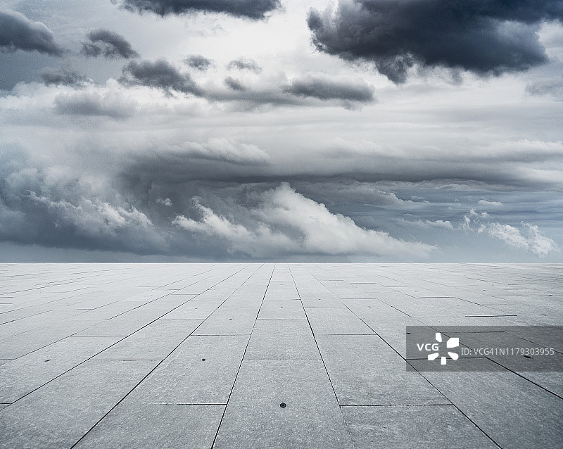 暴风雨天空下的城市天际线图片素材