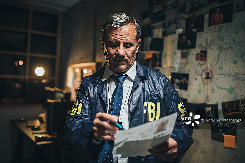 夜晚检查证据的侦探图片素材