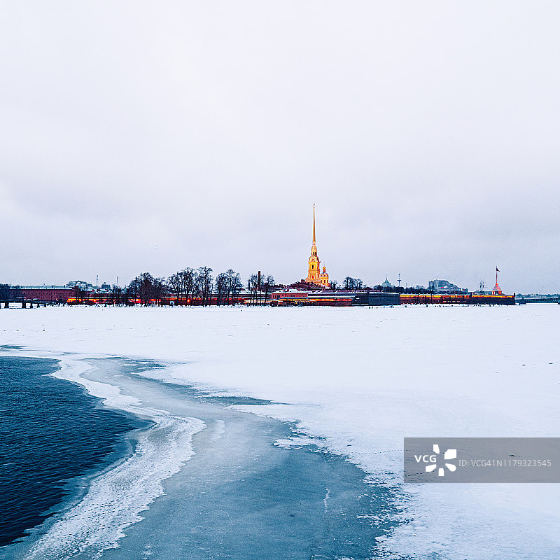 冰冻的涅瓦河与圣彼得堡的彼得保罗要塞图片素材