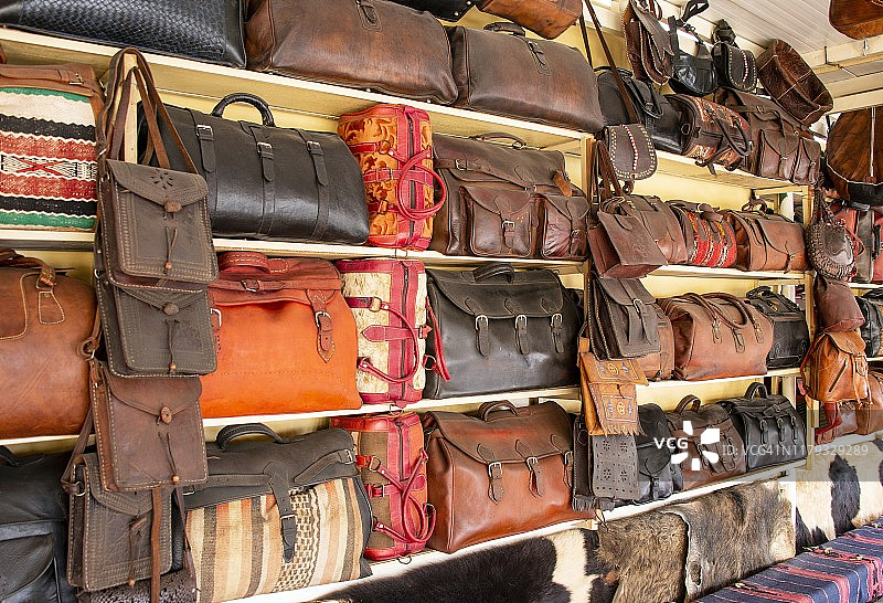摩洛哥传统皮包，在北非摩洛哥非斯麦地那出售图片素材