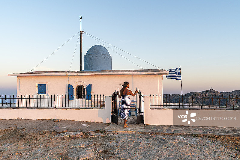 在希腊莱夫卡达的普罗菲蒂斯伊利亚斯教堂的女人图片素材