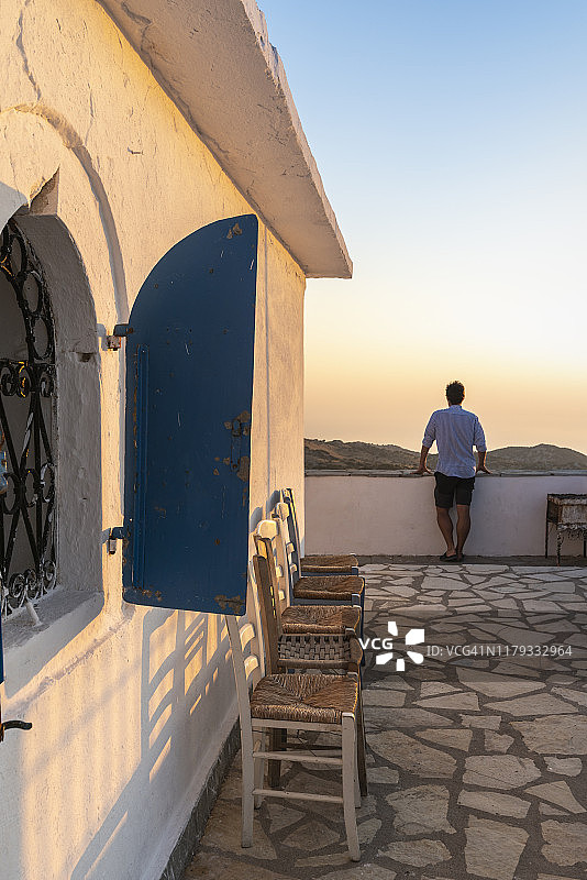 在希腊莱夫卡达先知以利亚教堂的男人图片素材