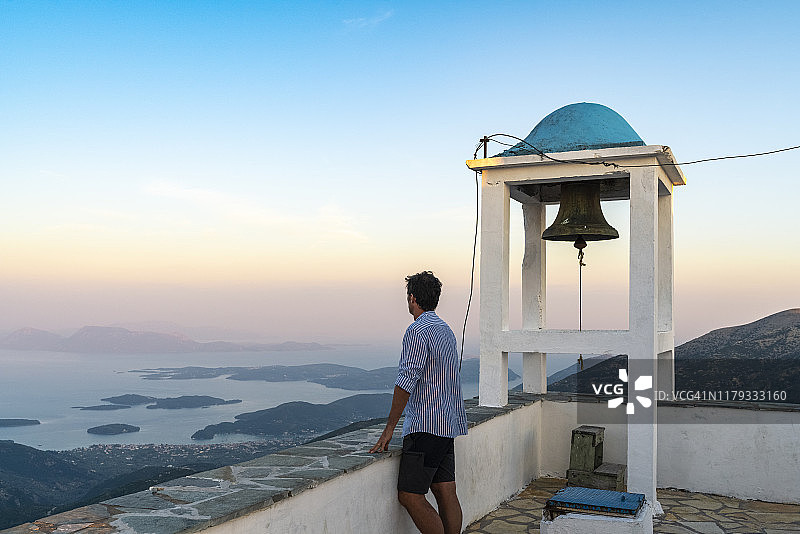 在希腊莱夫卡达先知以利亚教堂的男人图片素材