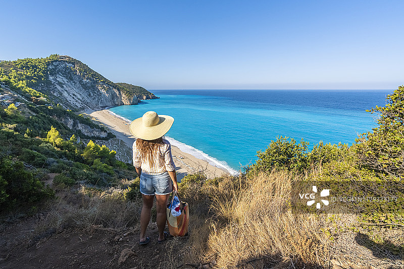 女人前往海边：希腊莱夫卡达岛米洛斯海滩阿吉奥斯·尼基塔图片素材